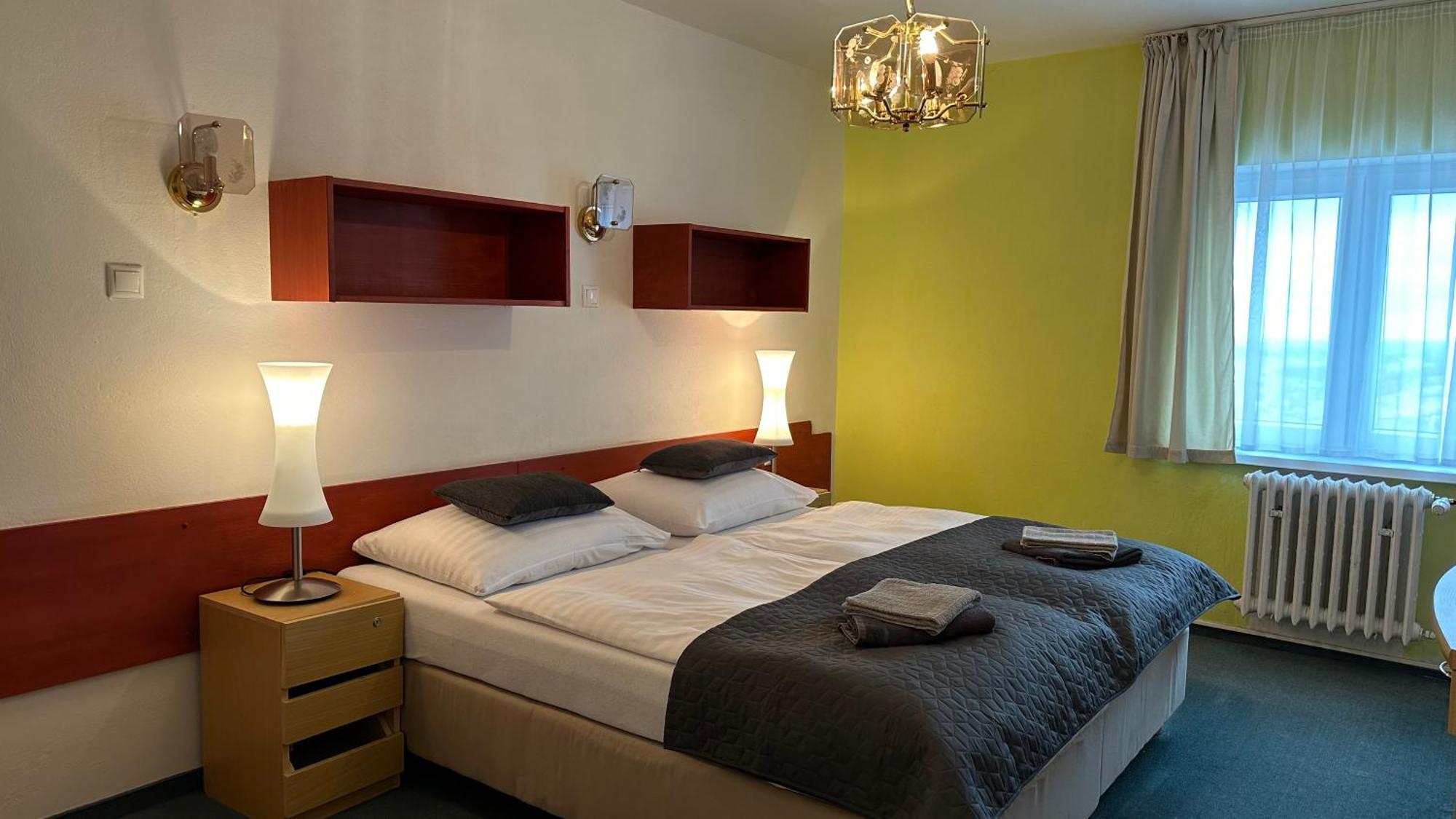 Hotel Pod Vlekem Loučná pod Klínovcem Buitenkant foto