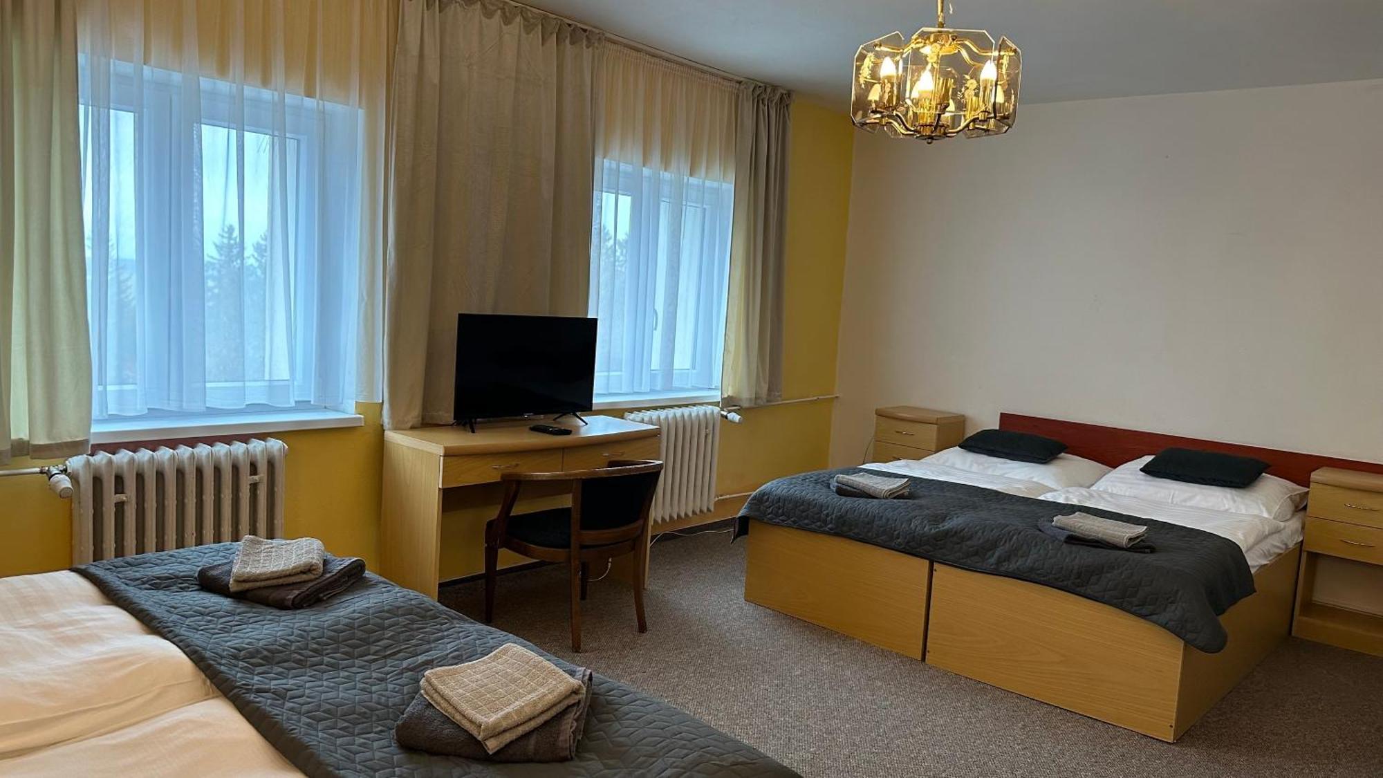 Hotel Pod Vlekem Loučná pod Klínovcem Buitenkant foto